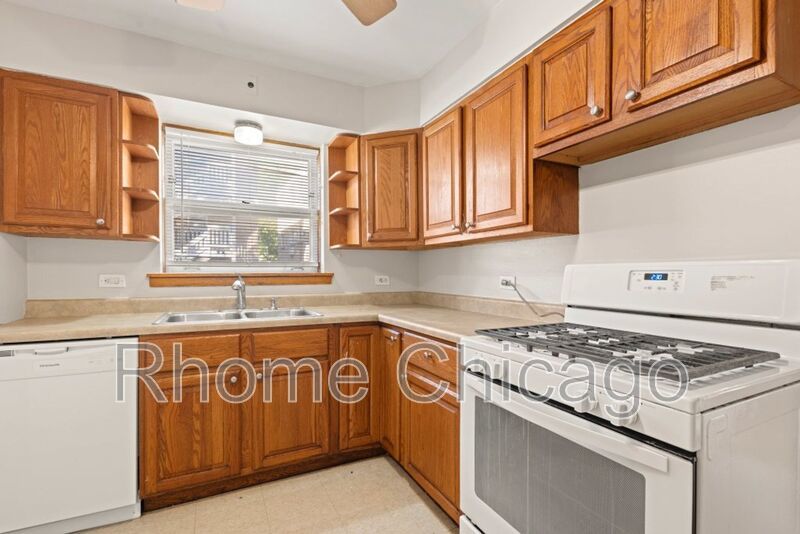 3 Beds 1.5 Baths in Prime Evanston Location property image