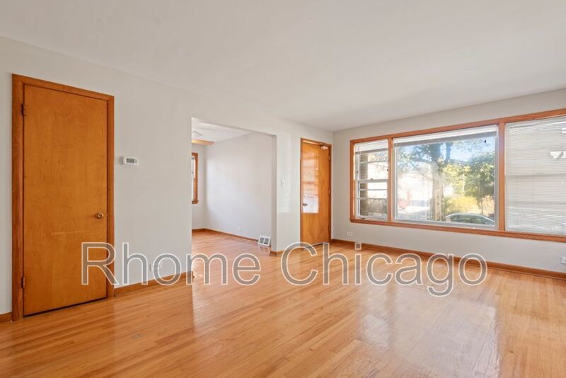 3 Beds 1.5 Baths in Prime Evanston Location property image