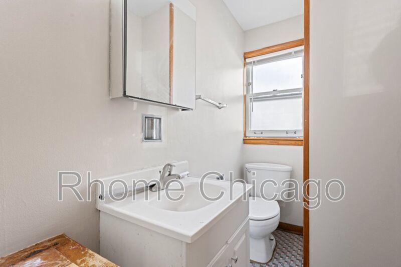3 Beds 1.5 Baths in Prime Evanston Location property image
