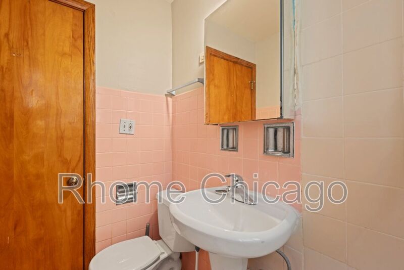 3 Beds 1.5 Baths in Prime Evanston Location property image